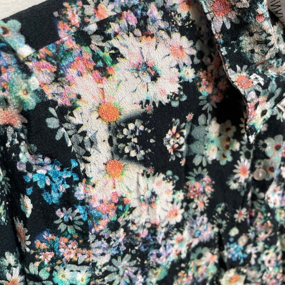 Floral Print Collared Button-up Shirt - Picture 2 of 2